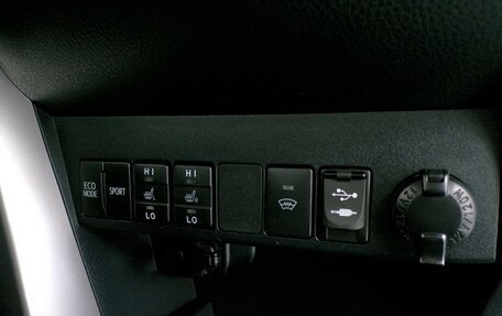 Toyota RAV4, 2016 год, 2 472 000 рублей, 13 фотография