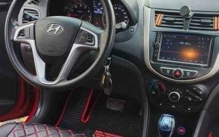 Hyundai Solaris II рестайлинг, 2011 год, 640 000 рублей, 5 фотография