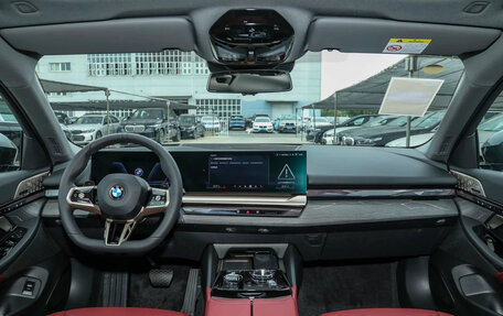 BMW 5 серия, 2025 год, 5 680 000 рублей, 10 фотография