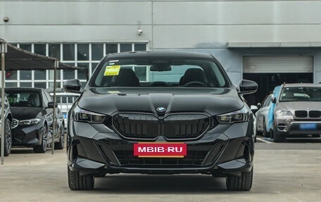 BMW 5 серия, 2025 год, 5 680 000 рублей, 2 фотография