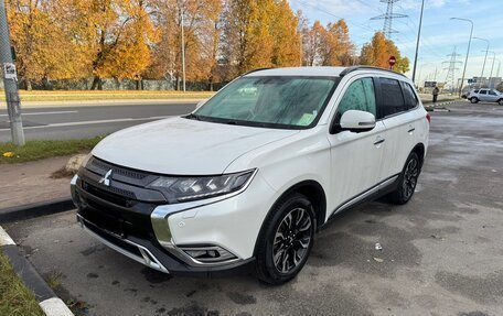 Mitsubishi Outlander III рестайлинг 3, 2021 год, 2 500 000 рублей, 1 фотография