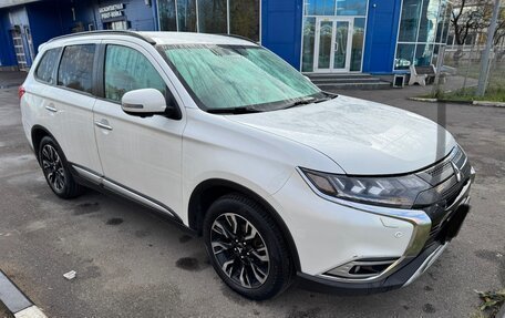 Mitsubishi Outlander III рестайлинг 3, 2021 год, 2 500 000 рублей, 7 фотография