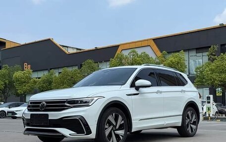 Volkswagen Tiguan II, 2022 год, 1 998 000 рублей, 1 фотография