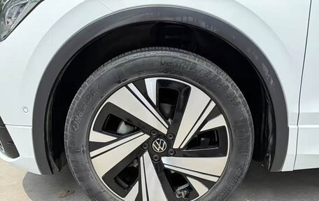 Volkswagen Tiguan II, 2022 год, 1 998 000 рублей, 5 фотография