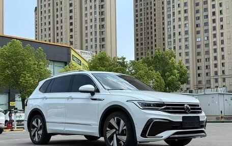 Volkswagen Tiguan II, 2022 год, 1 998 000 рублей, 3 фотография