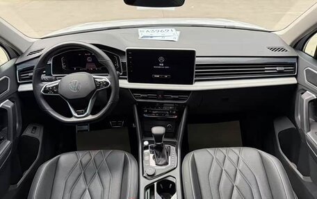 Volkswagen Tiguan II, 2022 год, 1 998 000 рублей, 9 фотография