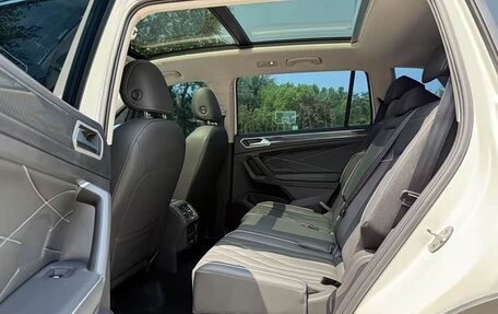 Volkswagen Tiguan II, 2022 год, 1 998 000 рублей, 8 фотография