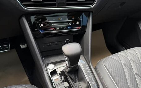 Volkswagen Tiguan II, 2022 год, 1 998 000 рублей, 11 фотография