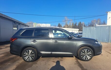 Mitsubishi Outlander III рестайлинг 3, 2021 год, 2 295 000 рублей, 4 фотография