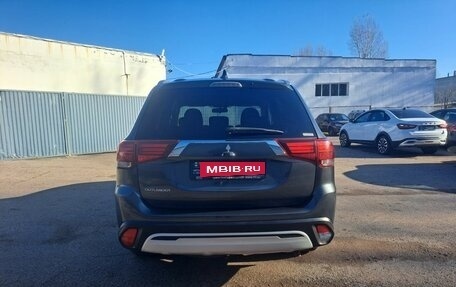 Mitsubishi Outlander III рестайлинг 3, 2021 год, 2 295 000 рублей, 6 фотография
