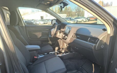 Mitsubishi Outlander III рестайлинг 3, 2021 год, 2 295 000 рублей, 11 фотография