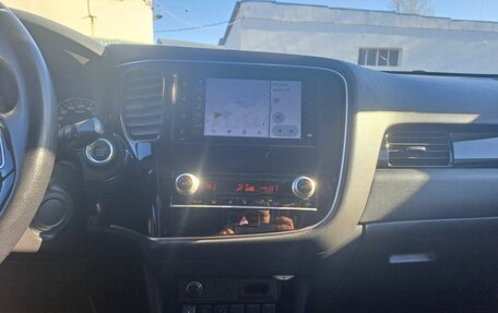 Mitsubishi Outlander III рестайлинг 3, 2021 год, 2 295 000 рублей, 15 фотография