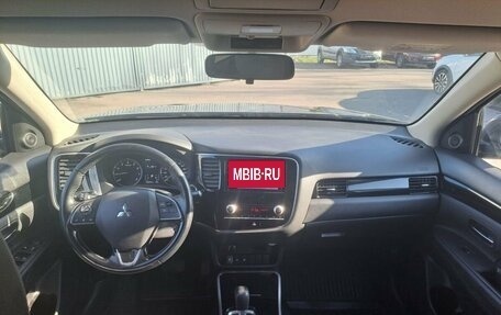 Mitsubishi Outlander III рестайлинг 3, 2021 год, 2 295 000 рублей, 14 фотография