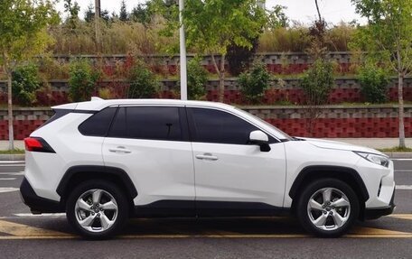 Toyota RAV4, 2022 год, 2 100 000 рублей, 4 фотография