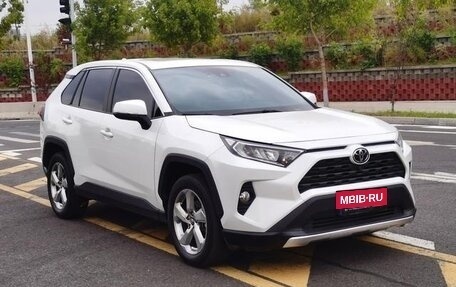 Toyota RAV4, 2022 год, 2 100 000 рублей, 3 фотография