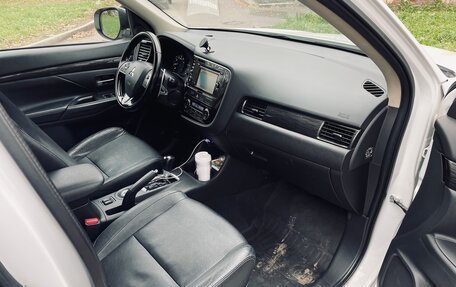 Mitsubishi Outlander III рестайлинг 3, 2015 год, 1 400 000 рублей, 9 фотография