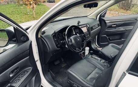 Mitsubishi Outlander III рестайлинг 3, 2015 год, 1 400 000 рублей, 8 фотография