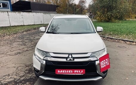 Mitsubishi Outlander III рестайлинг 3, 2015 год, 1 400 000 рублей, 3 фотография