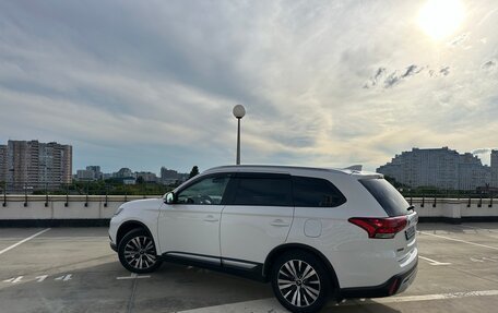 Mitsubishi Outlander III рестайлинг 3, 2019 год, 2 400 000 рублей, 1 фотография