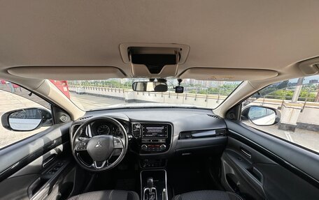 Mitsubishi Outlander III рестайлинг 3, 2019 год, 2 400 000 рублей, 5 фотография