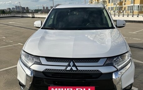 Mitsubishi Outlander III рестайлинг 3, 2019 год, 2 400 000 рублей, 7 фотография