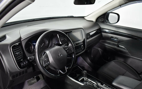 Mitsubishi Outlander III рестайлинг 3, 2019 год, 1 979 000 рублей, 10 фотография