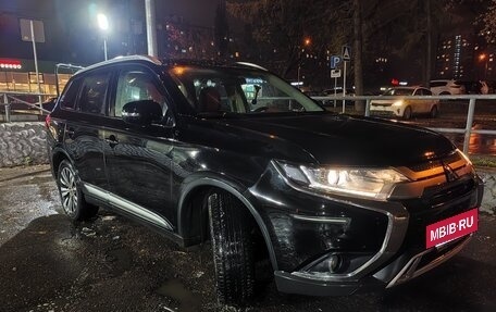 Mitsubishi Outlander III рестайлинг 3, 2019 год, 2 200 000 рублей, 2 фотография