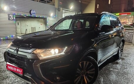 Mitsubishi Outlander III рестайлинг 3, 2019 год, 2 200 000 рублей, 1 фотография