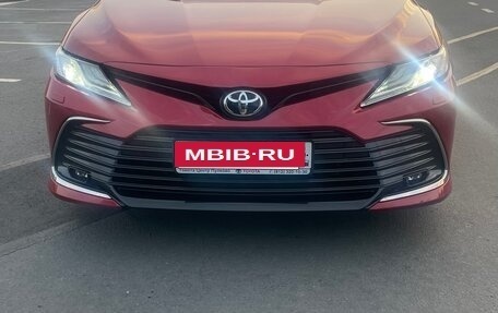 Toyota Camry, 2021 год, 3 550 000 рублей, 2 фотография