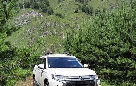 Mitsubishi Outlander III рестайлинг 3, 2017 год, 1 490 000 рублей, 2 фотография