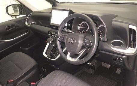 Toyota Noah III, 2021 год, 1 920 000 рублей, 3 фотография