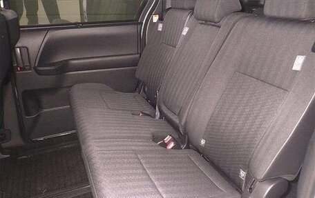 Toyota Noah III, 2021 год, 1 920 000 рублей, 7 фотография