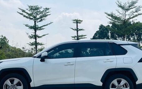 Toyota RAV4, 2021 год, 2 300 000 рублей, 2 фотография