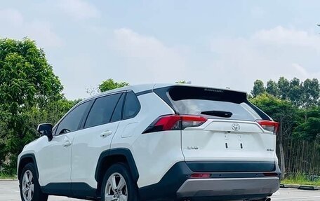 Toyota RAV4, 2021 год, 2 300 000 рублей, 3 фотография