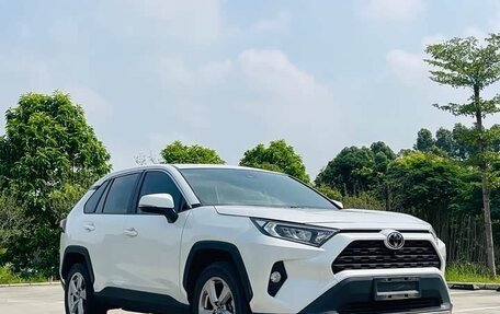 Toyota RAV4, 2021 год, 2 300 000 рублей, 4 фотография