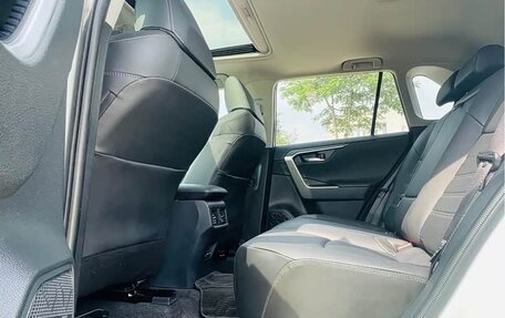 Toyota RAV4, 2021 год, 2 300 000 рублей, 14 фотография