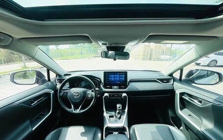 Toyota RAV4, 2021 год, 2 300 000 рублей, 10 фотография