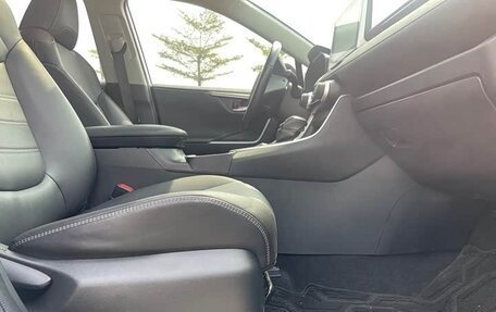 Toyota RAV4, 2021 год, 2 300 000 рублей, 17 фотография