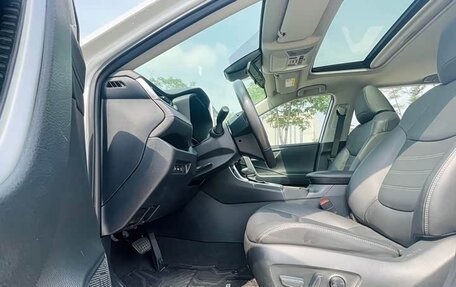 Toyota RAV4, 2021 год, 2 300 000 рублей, 13 фотография