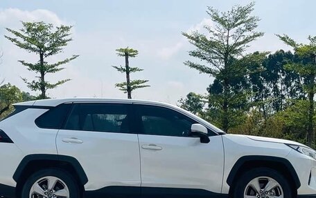 Toyota RAV4, 2021 год, 2 300 000 рублей, 5 фотография
