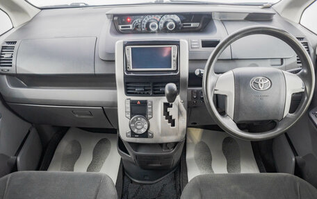 Toyota Voxy II, 2007 год, 1 159 000 рублей, 11 фотография