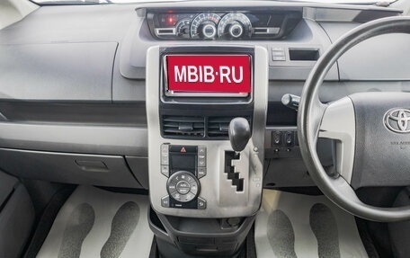 Toyota Voxy II, 2007 год, 1 159 000 рублей, 17 фотография