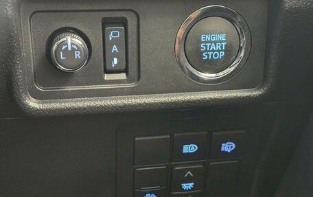 Toyota Land Cruiser Prado 150 рестайлинг 2, 2022 год, 5 600 000 рублей, 20 фотография