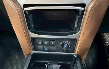 Toyota Land Cruiser Prado 150 рестайлинг 2, 2022 год, 5 600 000 рублей, 23 фотография