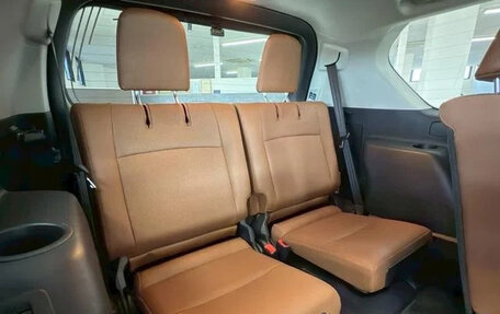 Toyota Land Cruiser Prado 150 рестайлинг 2, 2022 год, 5 600 000 рублей, 36 фотография