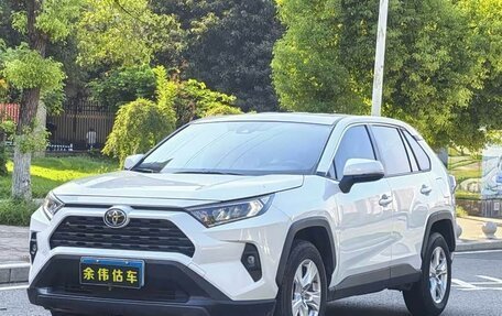 Toyota RAV4, 2022 год, 2 340 000 рублей, 2 фотография