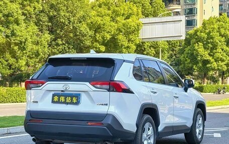 Toyota RAV4, 2022 год, 2 340 000 рублей, 5 фотография