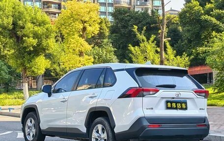 Toyota RAV4, 2022 год, 2 340 000 рублей, 3 фотография