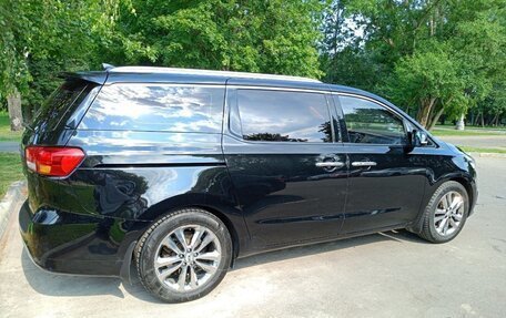 KIA Carnival III, 2016 год, 2 300 000 рублей, 3 фотография