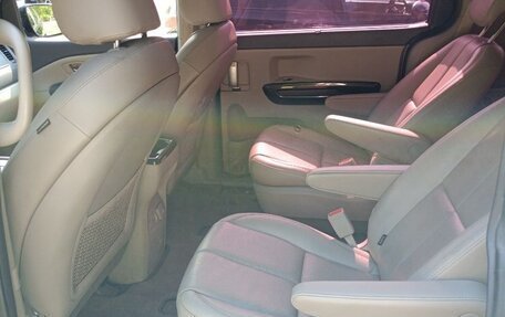 KIA Carnival III, 2016 год, 2 300 000 рублей, 8 фотография